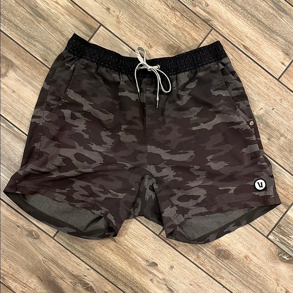 Vuori Kore Short 5” inseam W/liner (Green Camo)